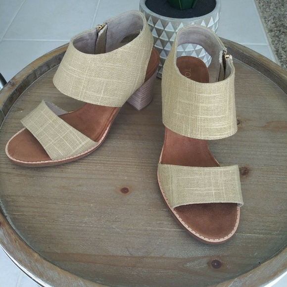 Toms Shoes - NWOT Toms Gold Metallic Strappy Sandals 8 Chunky